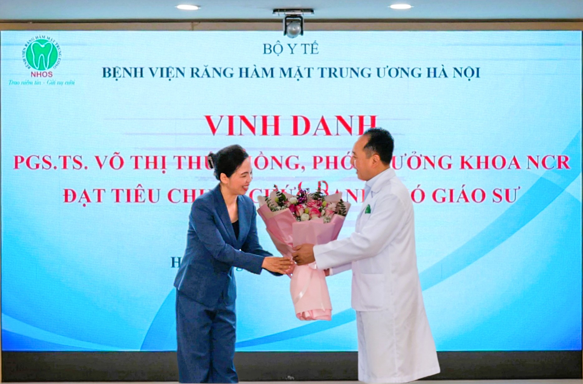 PGS.TS Trần Cao Bính, Giám đốc bệnh viện tặng hoa chúc mừng tân phó giáo sư